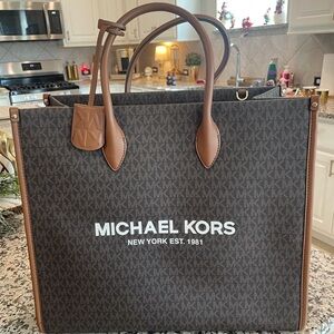 Michael Kors Tote, beautiful! Make an offer!